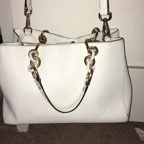 White michael kors hand bag with shoulder straps. - Picture 2 of 5